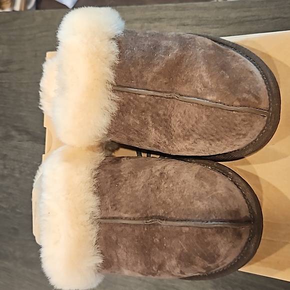 Slippers - Picture 1 of 4